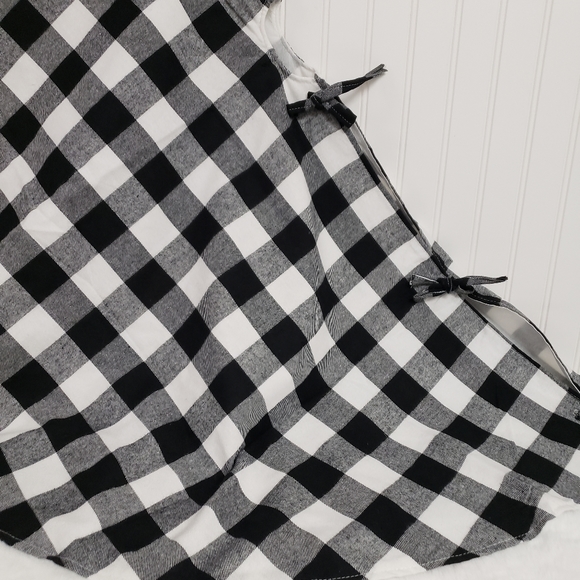 48" Buffalo Plaid Christmas Tree Skirt Black & White - Picture 4 of 6